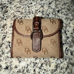 🤎✨ Authentic Dooney & Bourke Beige & Dark Brown Bifold Wallet✨🤎 GOOD CONDITION!